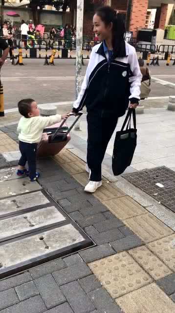 小可爱放学时的欢乐瞬间